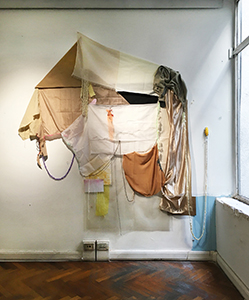 Bettina Carl, Gewebe I, 2023. Size variable, approx. 240 × 220 cm. Exhibition view, group show Colisión Estelar at Una Tonelada Galeria Larreta Buenos Aires, Nov. 2023